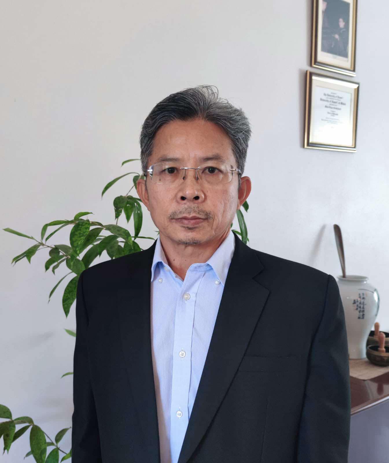 Dr. Thomas E. Fernandez